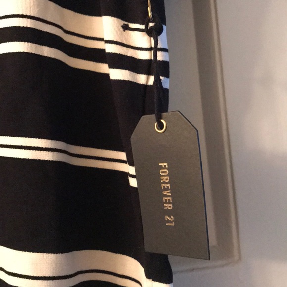 🆕 Forever 21 cropped tee - Picture 3 of 5